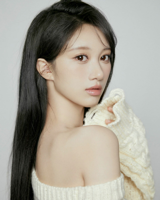 演员栾一诺发布秋季写真，温暖气质尽显秋日浪漫