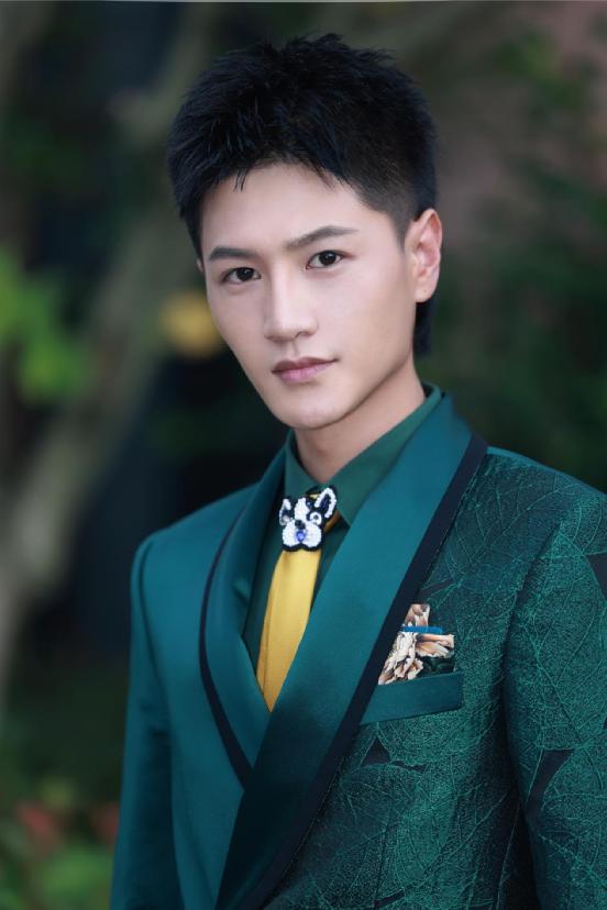 李云赫墨绿西装亮相第九届亚洲微电影艺术节金海棠颁奖典礼