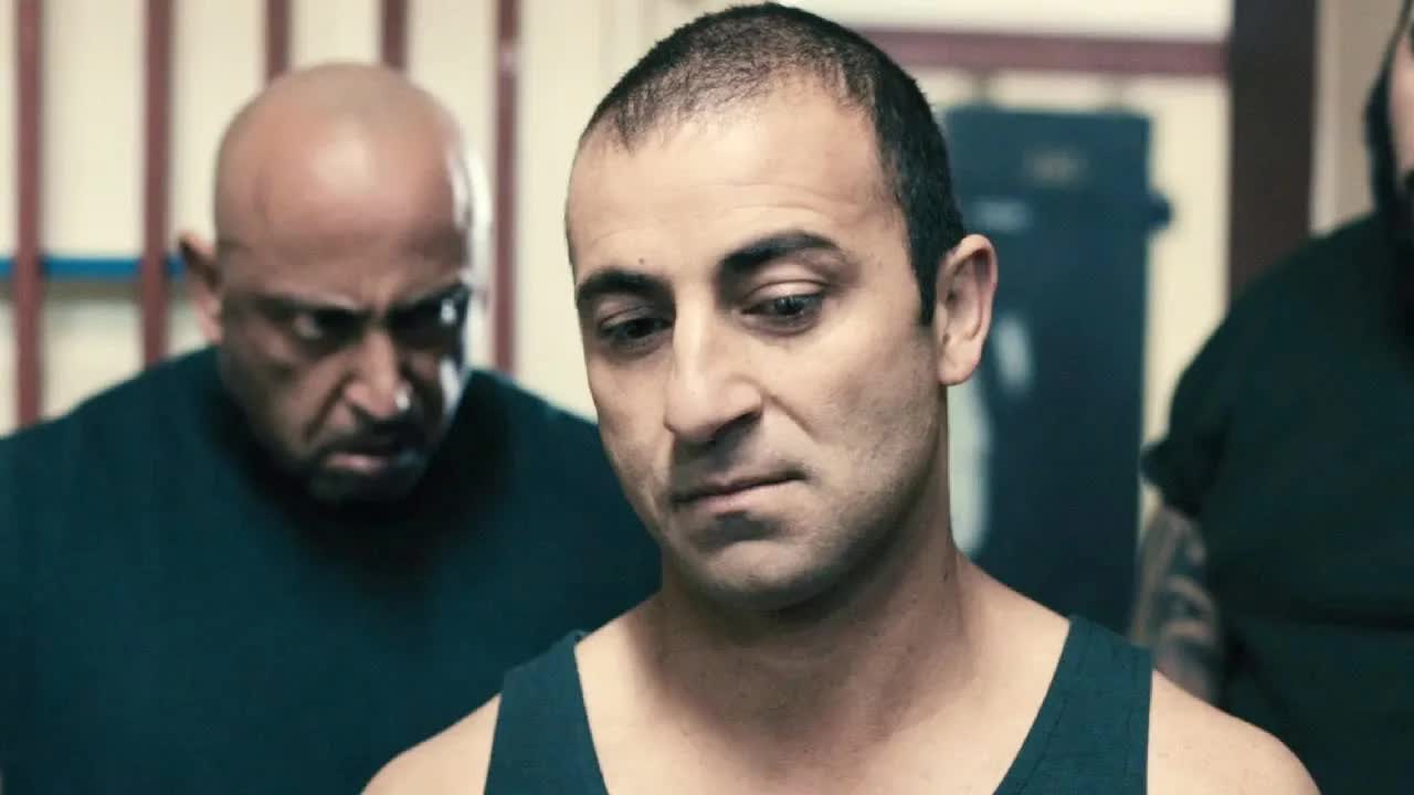 退伍特种兵入狱被针对，一怒之下横扫监狱大哥，连监狱长都惧怕他！