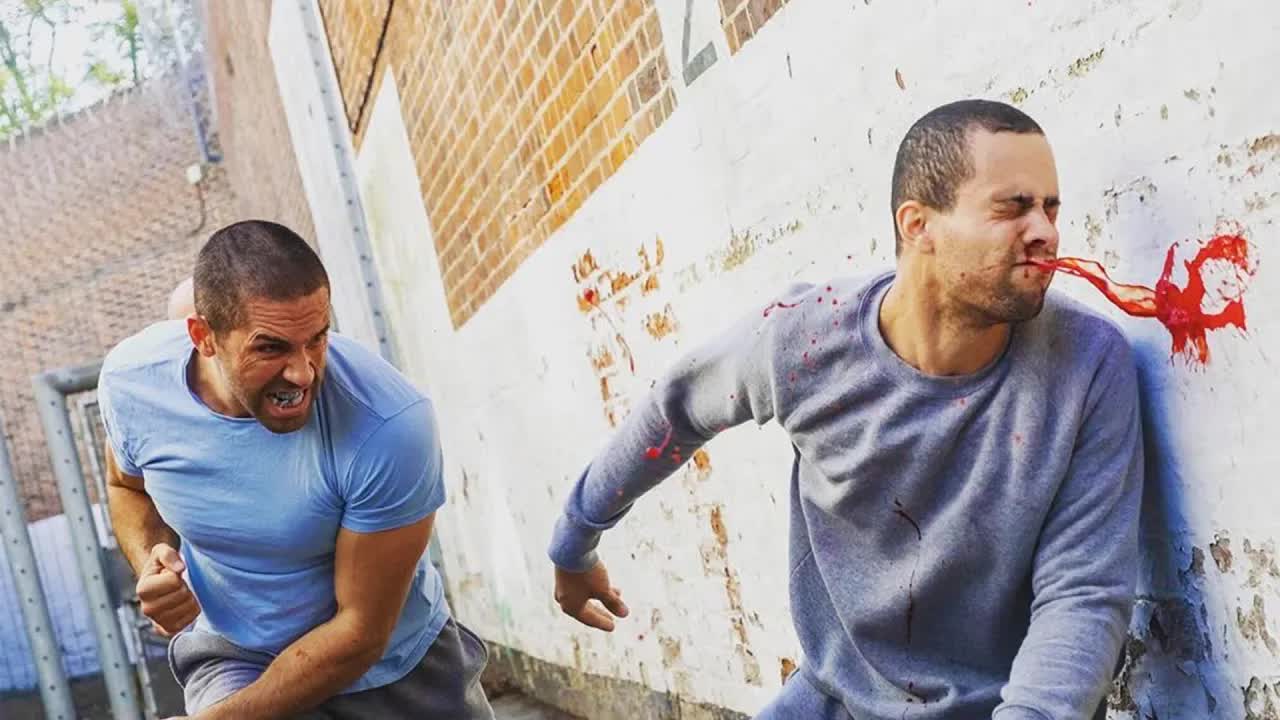 硬汉被警长陷害入狱，独自对抗监狱所有罪犯和狱警，越狱后开始了疯狂复仇！火爆犯罪动作片