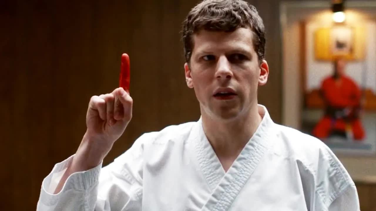 废柴小伙学会空手道“绝学”，用一根手指，秒杀黑带高手！