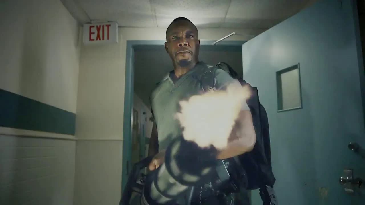 顶级特种兵被困基地，手拿加特林，血洗国际军火商！火爆动作片