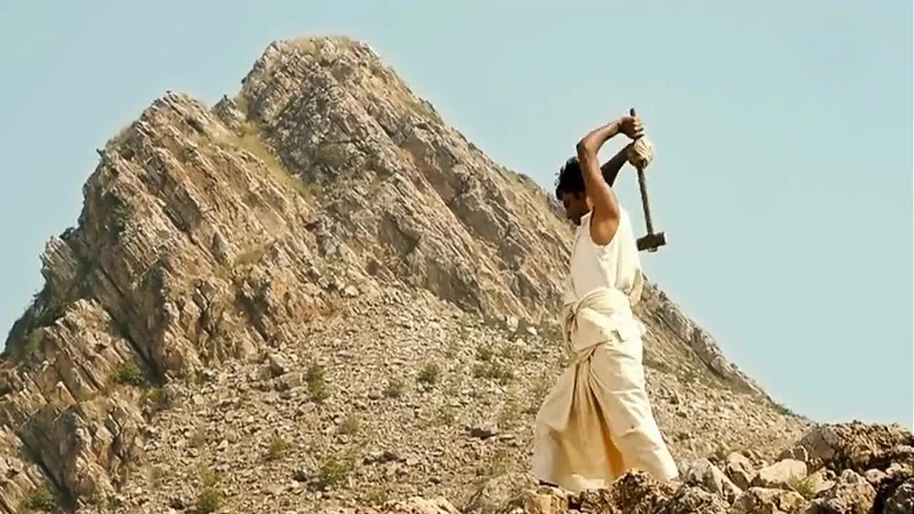 印度愚公：丈夫为亡妻开山修路22年，终于把山凿穿，真实事件改编！