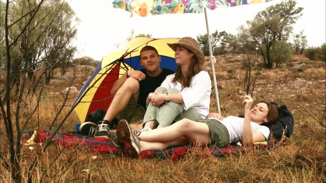 小伙一人带俩妹子去旅行，因为轻信了当地人，纷纷丧命！