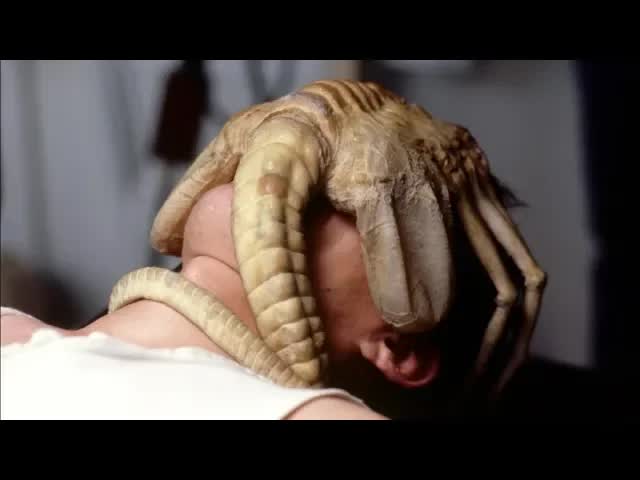 人類無意間被外星生物寄生，居然孵化出恐怖的殺人怪物《異形1》40年前的超經典科幻驚悚片