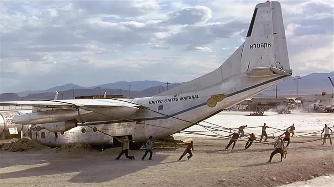 “空中监狱”号飞机被囚犯劫持，可他们万万没想到，上面有个叫凯奇的特工！