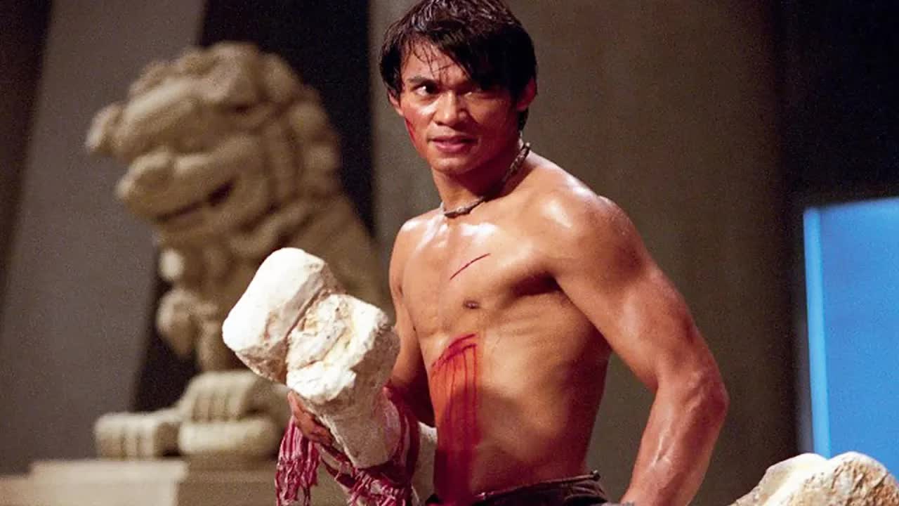 最近看的最爽动作片，泰国拳王吊打整个黑帮，比李小龙还生猛！