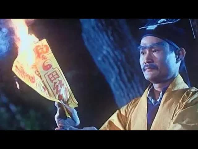 大戶老爺遷墳蹦出個老殭屍！這部必看的經典林正英電影，開啟了香港電影一個時代！