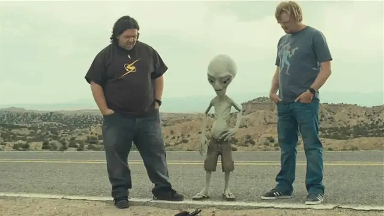 两个逗比男，意外救了被美军关了60年的外星人，谁知外星人抽烟 喝酒 爆粗口已经成了老流氓！