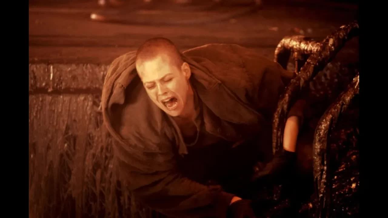 偏遠星球上的大型男子監獄內，突然潛入外星怪物《異形3》超經典科幻恐怖片