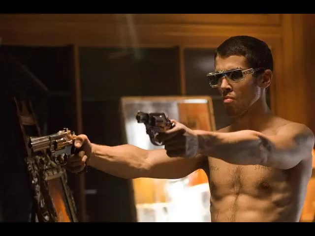 动作喜剧：俄国人被抢700万，还遭到耳光羞辱，开启战斗模式！