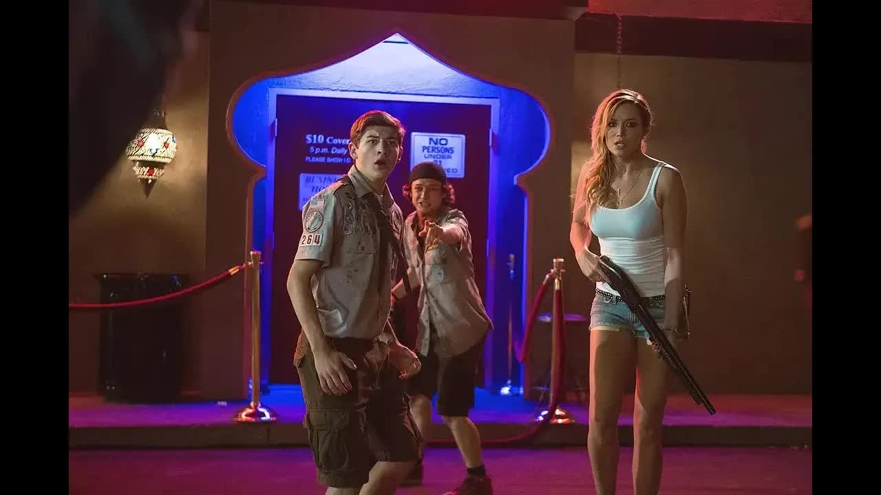 大波丧尸入侵小镇，童子军团队披甲上阵，将丧尸杀个片甲不留！