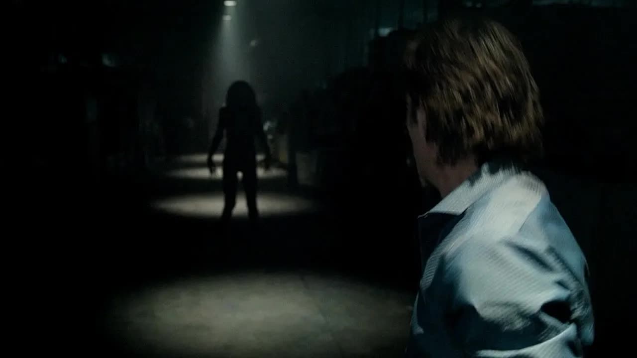 神秘女鬼總在關燈後出沒，全程嚇尿，看完電影我都不敢關燈了！