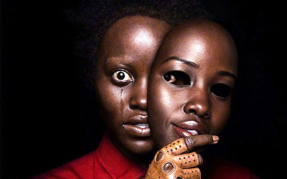 一家人开心去游玩，却发现和自己一模一样的杀手，真相更是吓到让人说不出话来   影评《我们》