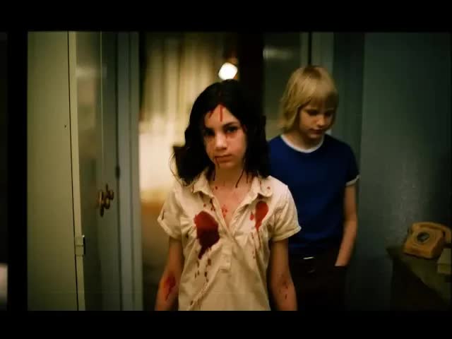 隔壁搬來一個吸血鬼小蘿莉，小伙不僅沒害怕還愛上了她！